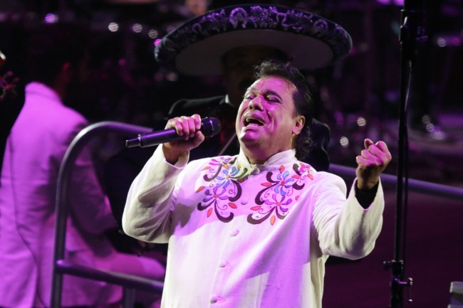 En el recorrido musical de dos horas 35 minutos, Juan Gabriel empezó con temas como “Así fue”, “Para que me haces llorar”, “Amor eterno”, “Ya no vivo 