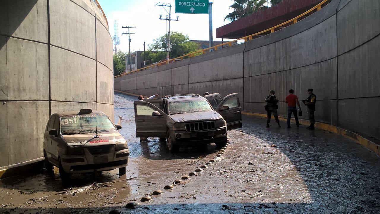 Víctimas de la inundación del paso deprimido de Lerdo, volvieron esta mañana para identificar sus vehículos y contar como pasaron los hechos.