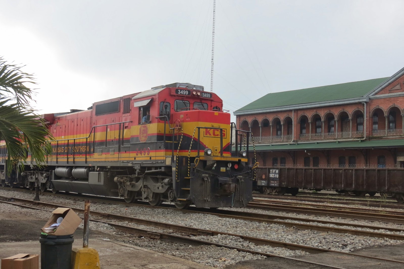 La empresa ferroviaria se ha negado a firmar la solicitud, que tiene rezago de más de 20 años. 