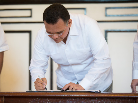 El gobernador, Rolando Zapata Bello firmó la iniciativa para eliminar el fuero y enviarla al Congreso de Yucatán.