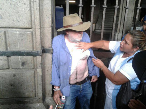 Javier Sicilia resultó lastimado en su intento por reinstalar el plantón afuera del Palacio de Gobierno de Cuernavaca.