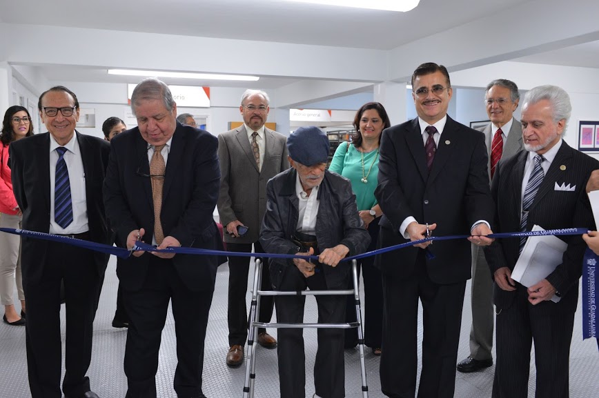 Las autoridades universitarias cortaron el listón. 