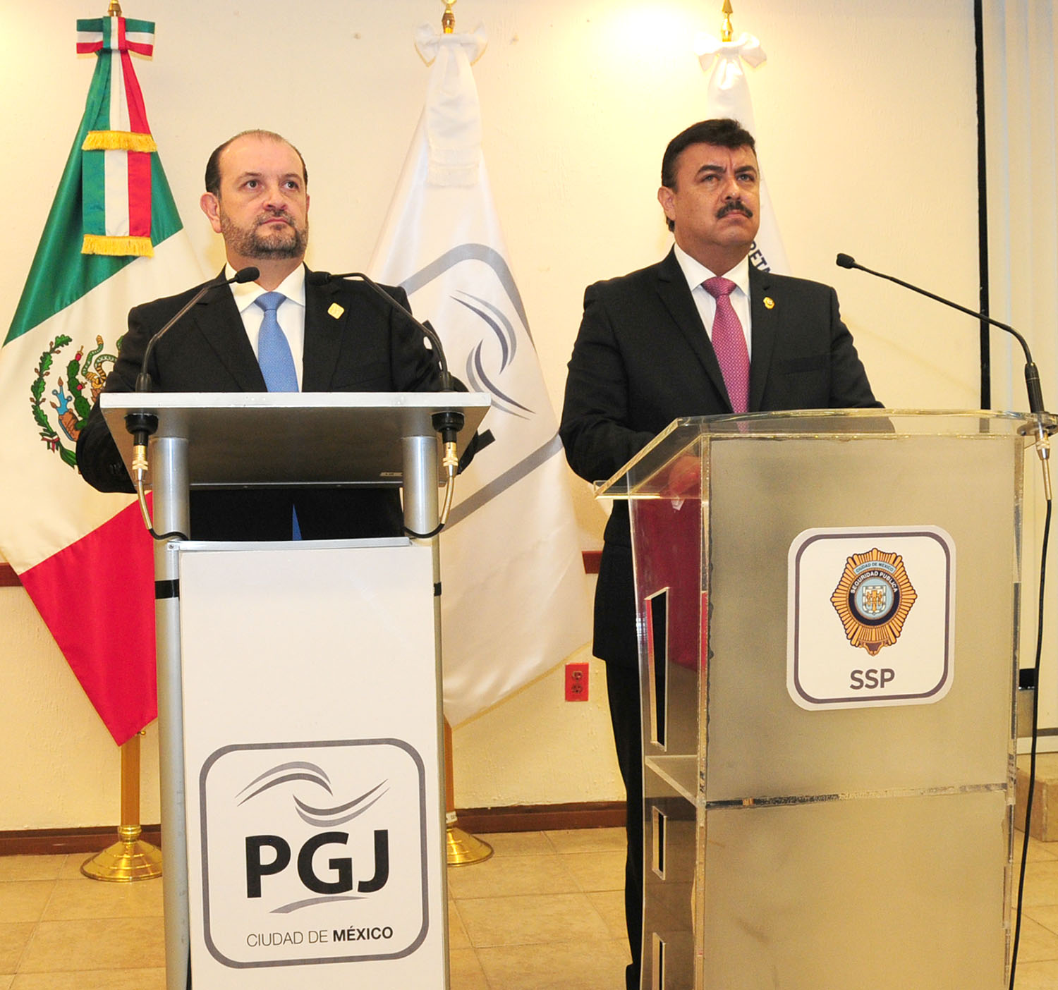 El procurador capitalino (Izquierda) detalló que los sujetos fueron puestos a disposición del Juez de Control en turno en el interior del Reclusorio P
