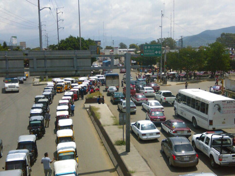 Profesores de la CNTE cierran tres acceso a la ciudad de Oaxaca en protesta por la Reforma Educativa . 