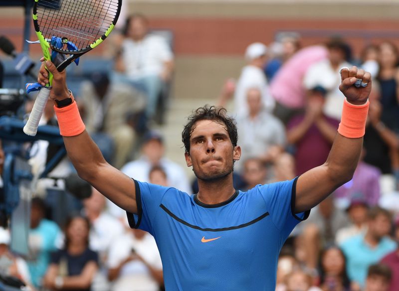 Rafael Nadal levanta los brazos en señal de victoria 