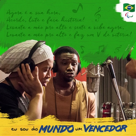 Ronaldinho cantando junto con Jhama, compositor brasileño
