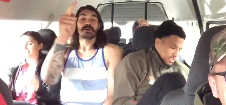 Steven Adams a bordo canta 'Want It That Way'