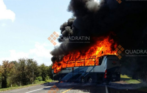En la Autopista del Siglo XXI a la altura de la desviación de Zirahuen quemaron otro autobús.