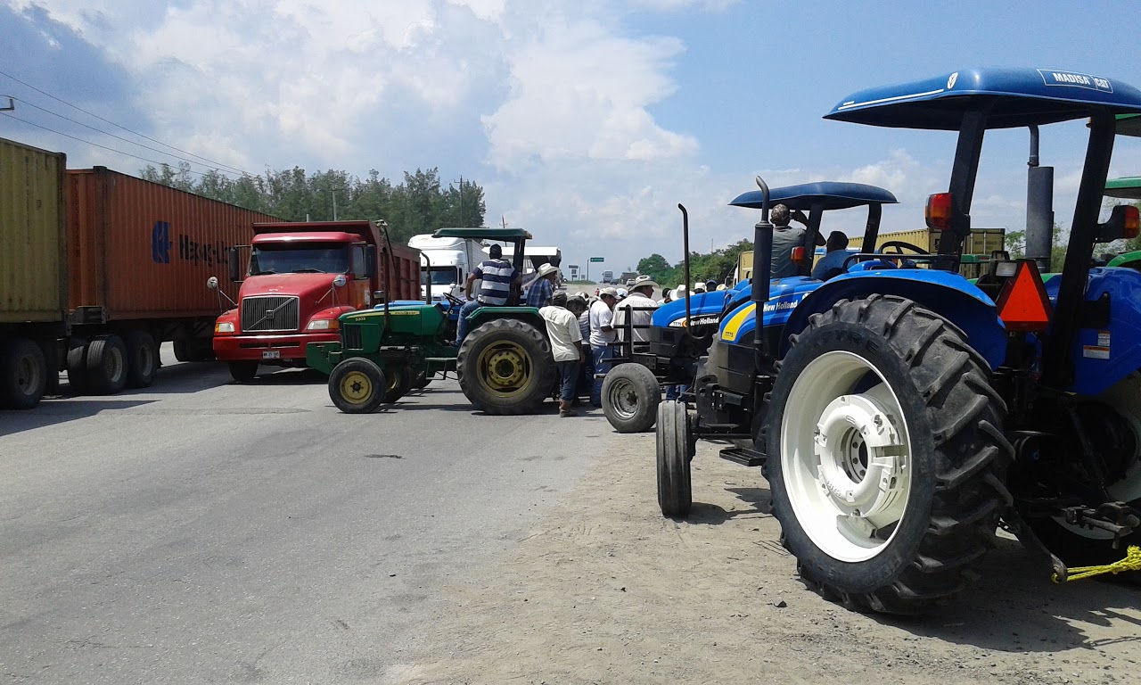 Ejidatarios restablecen la circulación en la Tampico-Valles