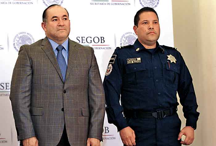 El funcionario saliente y su relevo en el cargo al frente de la dependencia.