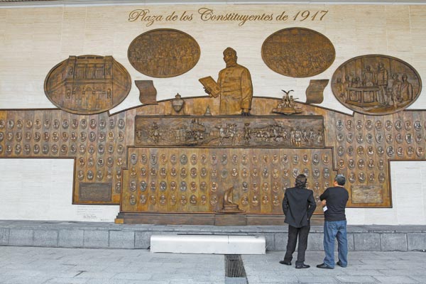 La obra incluye el rostro de todos los integrantes del Constituyente. 