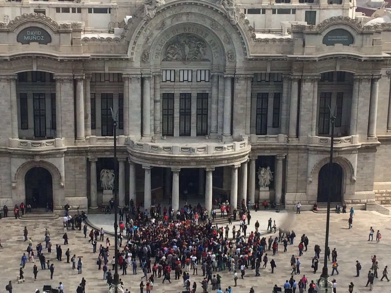 Así luce el Palacio de Bellas Artes, mientras los fans esperan la llegada del Divo.