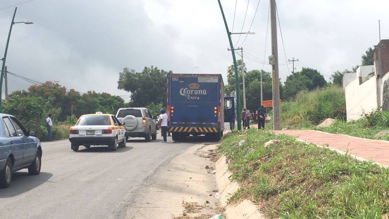 Los maestros sólo permiten el paso de carros particulares y ambulancias.