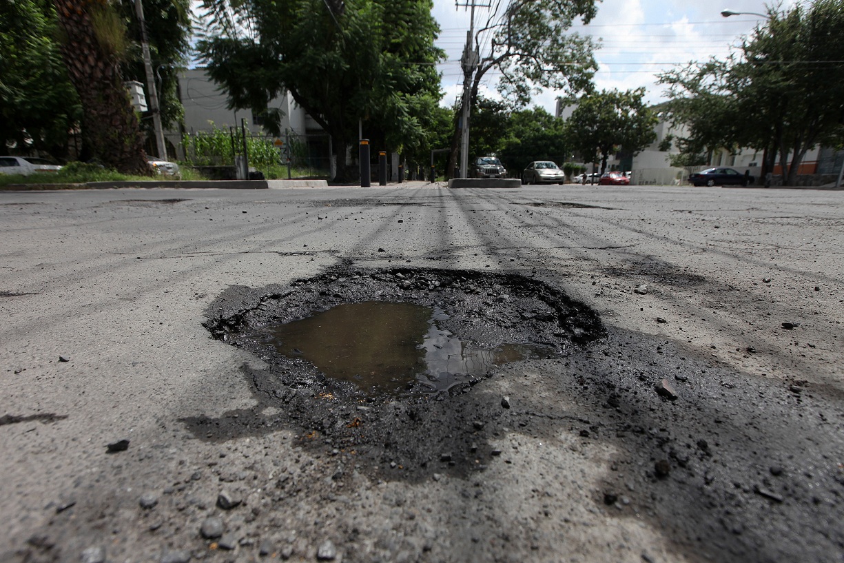 Ante los múltiples baches que hacen estragos en las calles de Zapopan, el gobierno municipal anunció este martes su estrategia para reforzar el progra