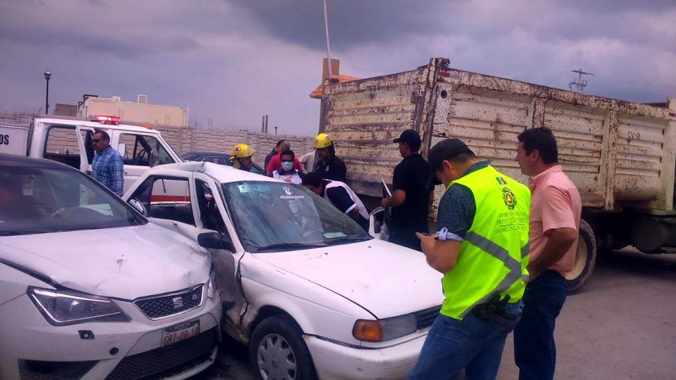 Se registró un choque múltiple, en el bulevar Carlos Herrera Araluce del Fraccionamiento Santa Teresa en Gómez Palacio.