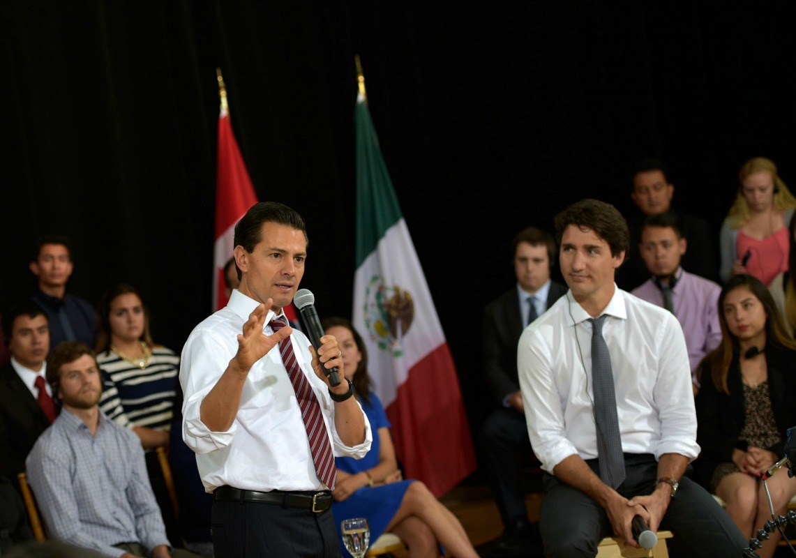 Desde hace ya unos años, Peña ha adoptado el estilo de las mangas dobladas para mostrar un estilo más relajado. Aquí vemos como Trudeau, PM de Canadá,