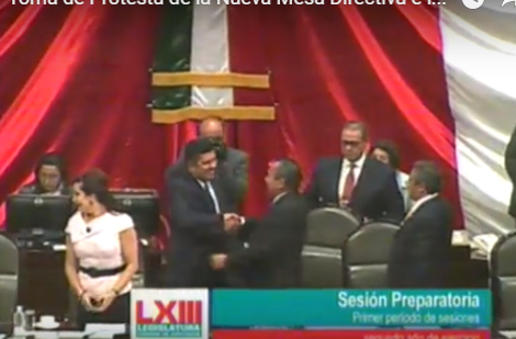 Bolaños saluda a Zambrano en la Cámara de Diputados.