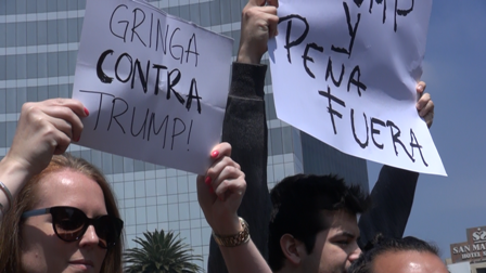 Cristine Smith, una gringa contra Trump, protesta en El Ángel de la Independencia. 