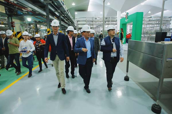 El director de la cervecera Dolf van der Brink, acompañado del alcalde de Guadalajara, Enrique Alfaro.