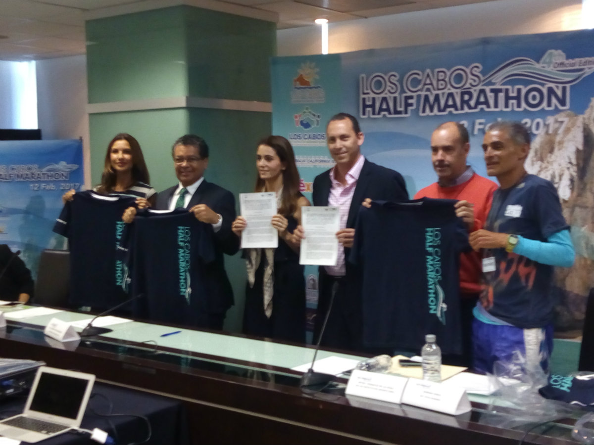 Horacio de la Vega, Roxana Silva y Blanca Madrid firmaron el acuerdo entre ambas competiciones