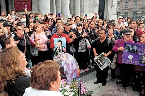 El público llevaba fotos, veladoras y cuadros del cantante. 9.6x6.6