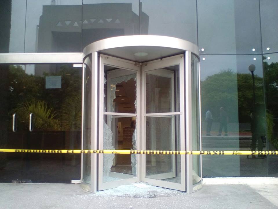 Una de las puertas para accesar a las instalaciones estaba cristaleada, por donde se presume que habría entrado.