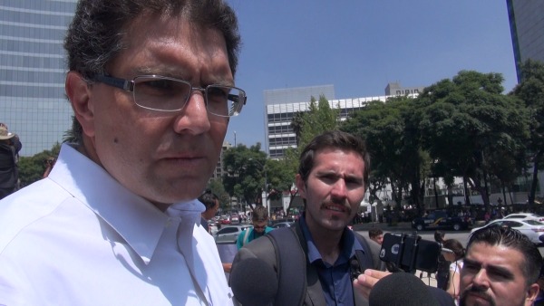 El senador Armando Ríos Piter, acudió a la manifestación en contra del candidato republicano, Donald Trump, realizada en El Ángel de la Independencia.