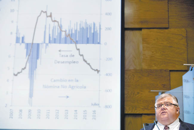 Los ajustes al gasto son “impostergables” para Hacienda, afirmó Agustín Carstens. 