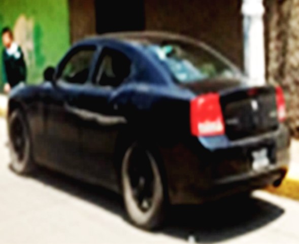 El auto donde los impostores viajaban cuando fueron detenidos por policías municipales de Nezahualcoyotl.