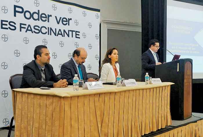 Conferencia de prensa en la que se detalló que el tratamiento está basado en cinco inyecciones que se aplican en el ojo.