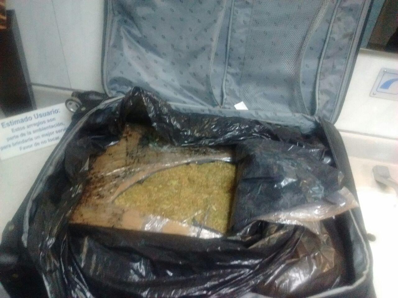 Los detenidos y la droga fueron trasladada a la Agencia del Ministerio Público Federal, en la Glorieta de Camarones, en la delegación Azcapotzalco.