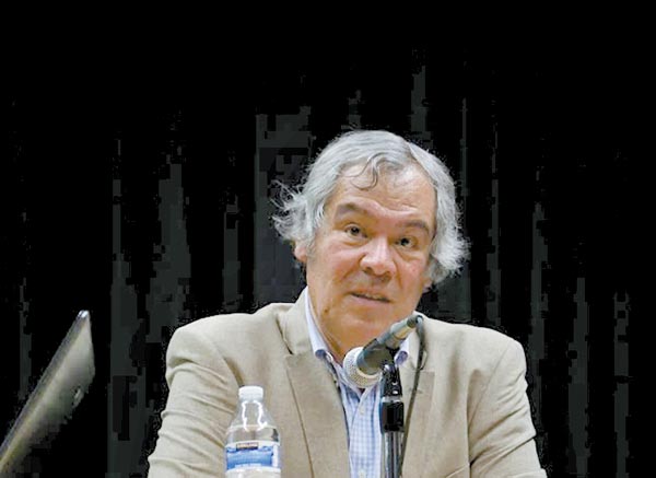 El doctor Juan Rafael Alarcón estudia desde 2008 la inmigración en EU.
