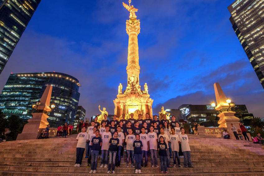 Niños posaron con el Ángel de la Independencia pintado de amarillo 
