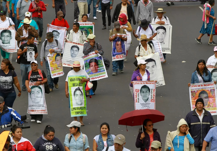 Organizaciones campesinas y padres de los 43 normalistas también marcharon este 1 de septiembre.