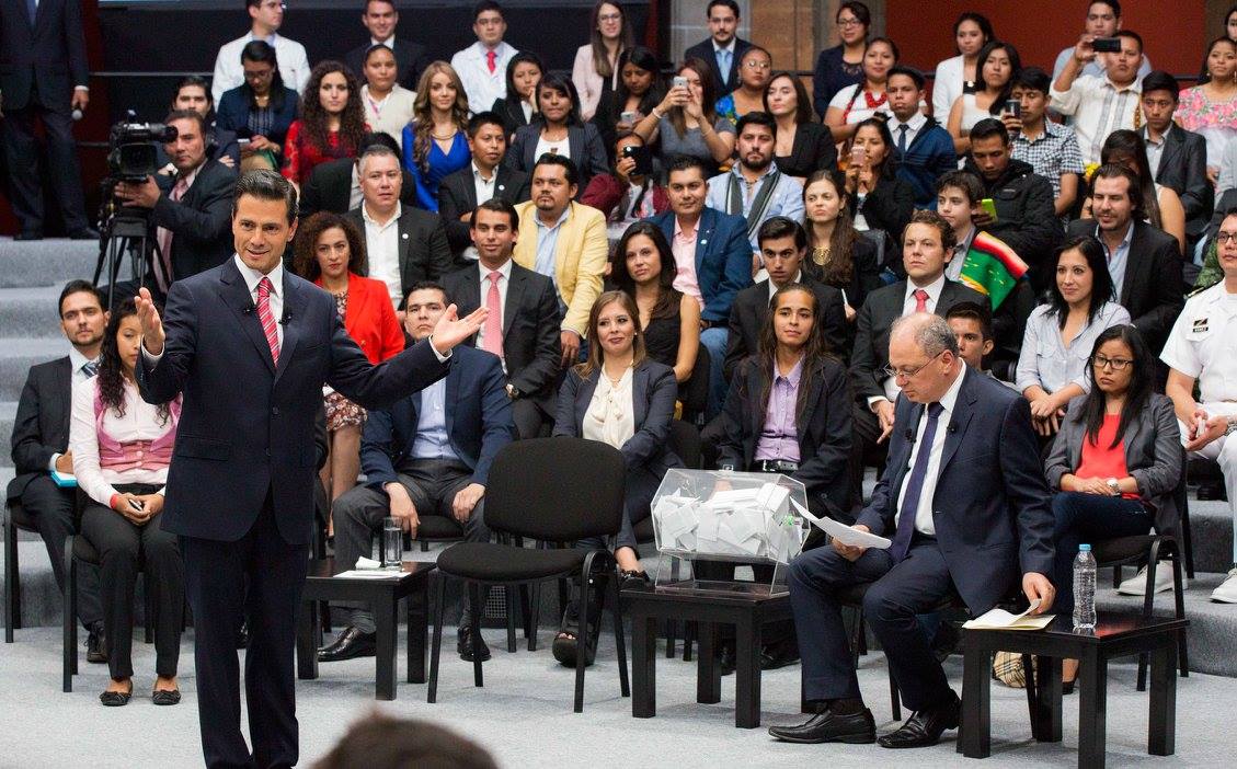 El presidente Enrique Peña Nieto durante su encuentro con jóvenes en palacio Nacional.