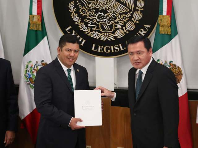 El secretario de Gobernación, Miguel Ángel Osorio Chong entregó el cuarto Informe de Gobierno a Javier Bolaños, presidente de la mesa directiva de la 
