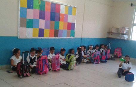 Son 25 niños los que tienen que usar una silla como mesa para trabajar.