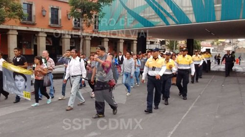 Admiradores de Juan Gabriel marcharon desde el Hemiciclo a Juárez con dirección al Zócalo capitalino. 