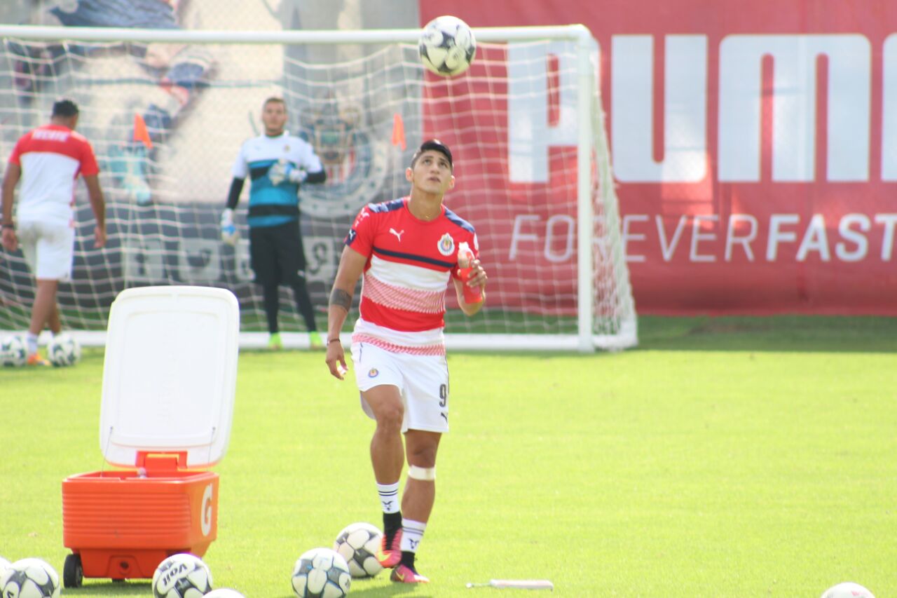 Alan Pulido tiene su primera sesión de entrenamiento con Chivas