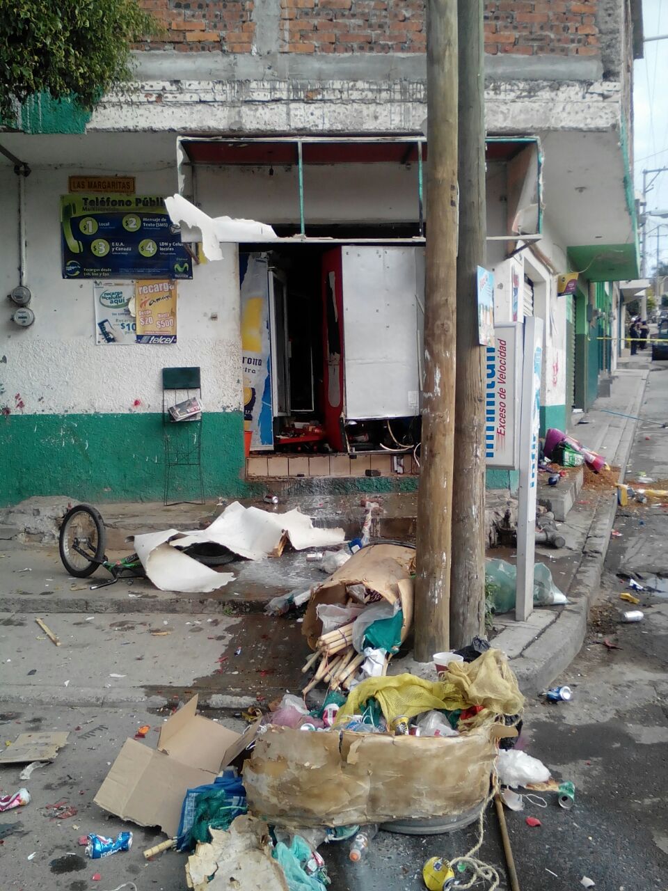 Los artefactos explosivos provocaron daños en los negocios y casas aledañas.