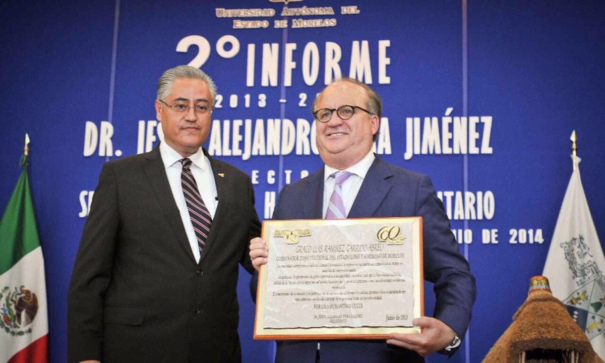 El gobernador recibió un reconocimiento del rector. 