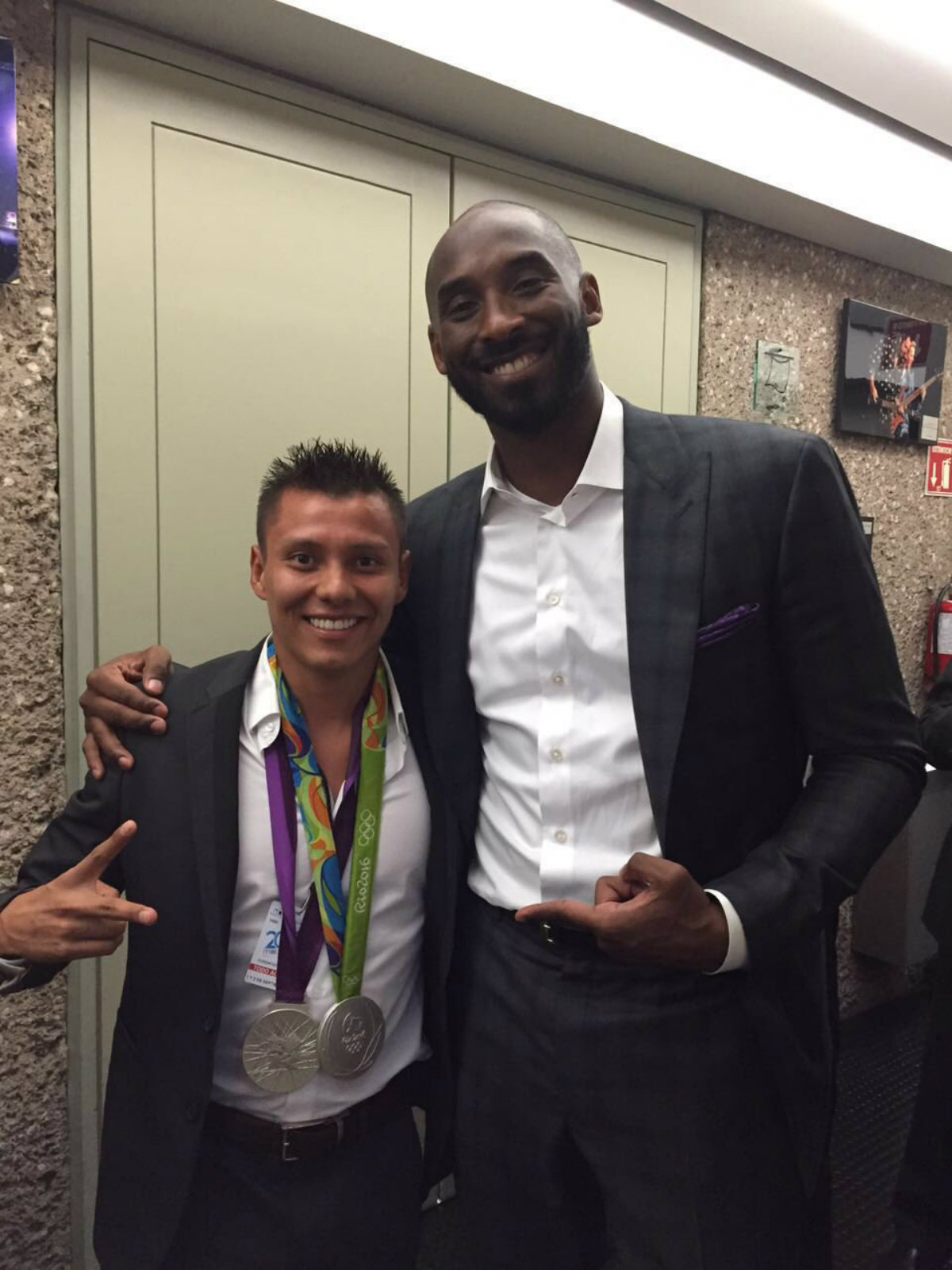 Germán Sánchez al lado de Kobe Bryant