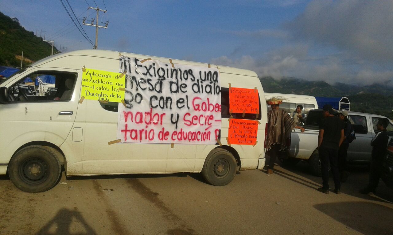 Los estudiantes exigen la destitución de los trabajadores administrativos.