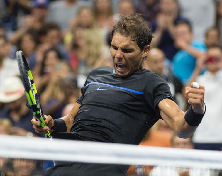 Nadal celebra un punto de partido ante el ruso Andrei Kuznetsov