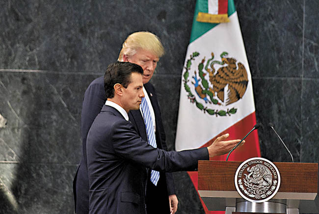 El presidente Enrique Peña Nieto y el candidato presidencial republicano se reunieron el miércoles en Los Pinos. 