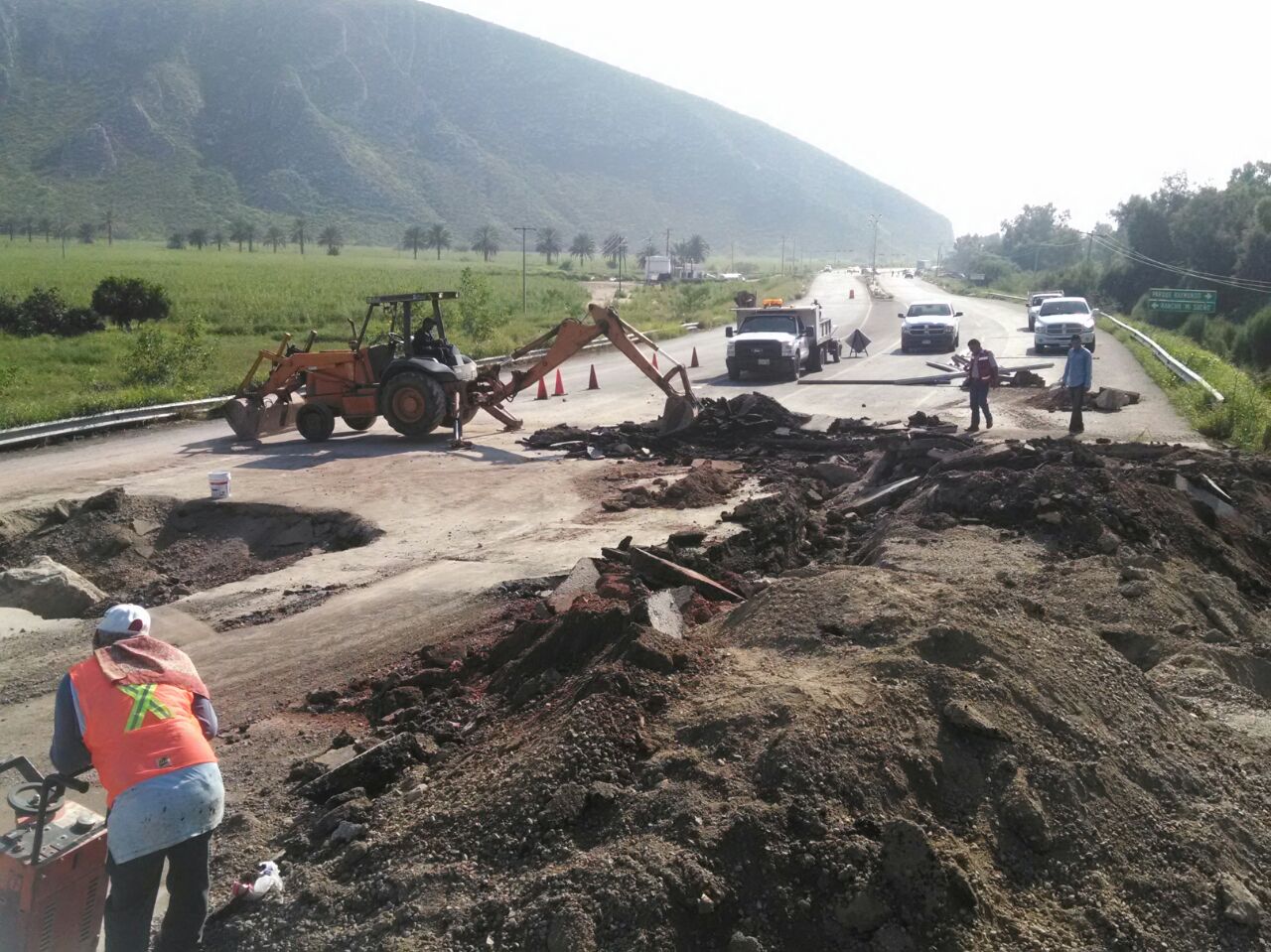Fue cerrada la carretera Lerdo-León Guzmán a causa de un hundimiento.