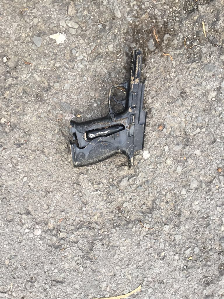 La pistola de balines abandonada después del intento de linchamiento.