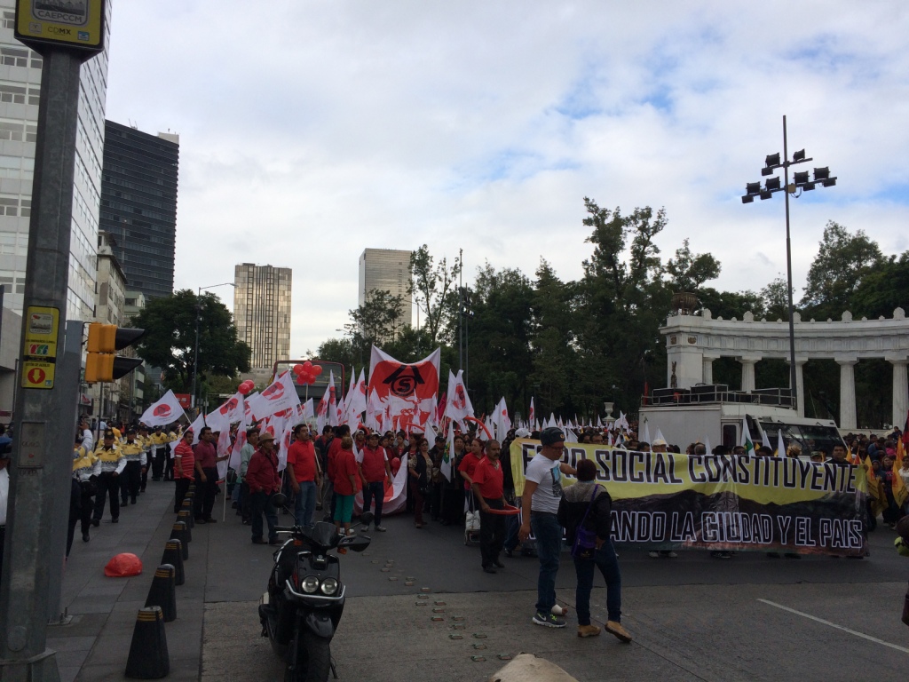 En la marcha, que salió desde el Hemiciclo a Juárez con dirección a la Plaza Tolsá, participaron diferentes organizaciones sociales como Asamblea de B