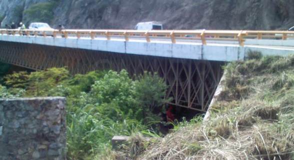 El puente desde donde los asaltantes saltaron para evitar ser atrapados por policías comunitarios.