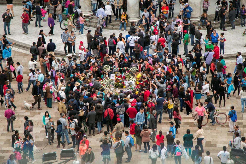 Los fans de Juan Gabriel esperan la llegada de las cenizas del Divo. 